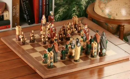 Medieval Times Crusades KING RICHARD Chess Set Antique Color 18" Cherry Color Bd 