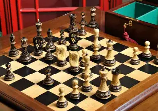 Burnt Zagreb ’59 Series Chess Set