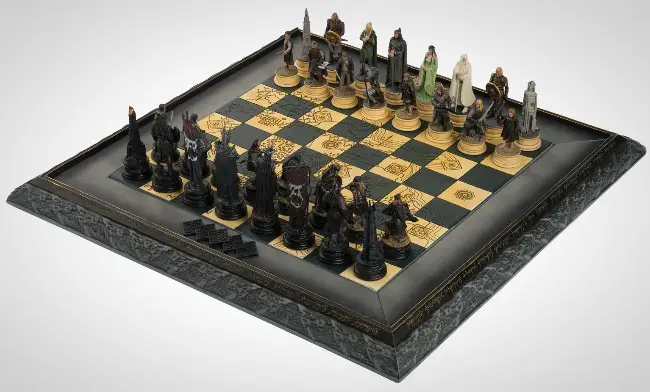 The Battle for Middle Earth Chess Set