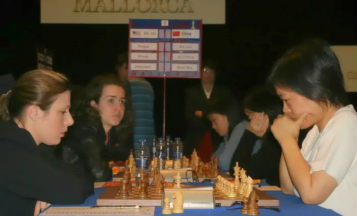 Susan Polgar and Xie Jun at the chess Olympiad in 2004
